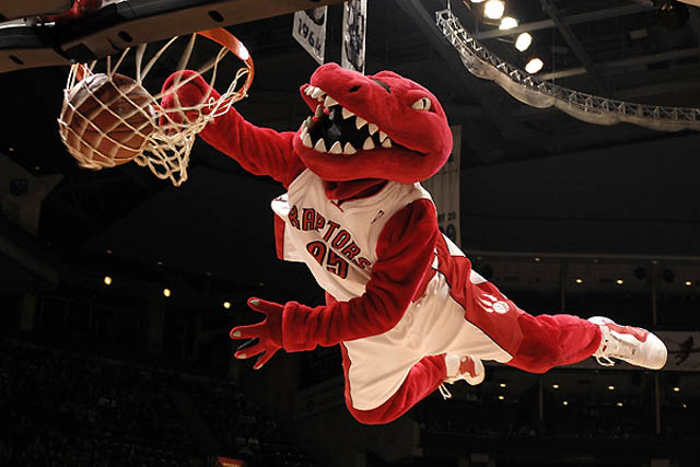 Toronto-Raptors-mascot-dunk